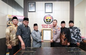 HUT Bhayangkara ke 76 Kabid Humas Polda Jatim Dapatkan Penghargaan Dari Pesantren Al Quran Nurul Falah