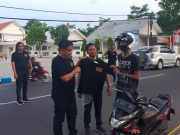 Ajak Masyarakat Perangi Narkotika,Satresnarkoba Polres Pasuruan Kota Berbagi Kaos HANI untuk Warga