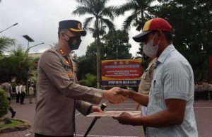 Selamatkan Korban Laka Laut, 2 Nelayan Dapat Penghargaan Kapolres Malang