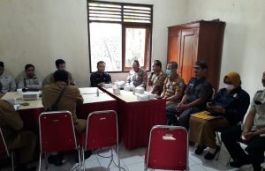 Kapolsek Pudak Hadiri Rakor Pembahasan dan Biaya Penguburan Hewan Ternak Suspeck PMK Di Kecamatan Pudak