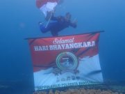 Pengibaran Bendera Merah Putih di Bawah Laut oleh Satpolair Polresta Banyuwangi Semarakkan Hari Bhayangkara Ke-76