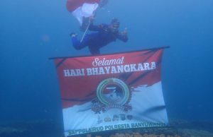Pengibaran Bendera Merah Putih di Bawah Laut oleh Satpolair Polresta Banyuwangi Semarakkan Hari Bhayangkara Ke-76