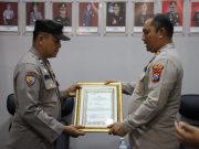 Pertemukan Kembali Kakek Muhadi dengan Keluarga,Kapolres Trenggalek Berikan Penghargaan Aiptu Haris Fadillah