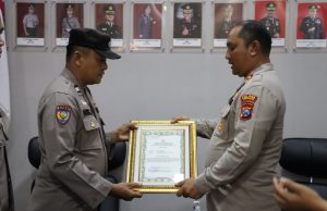 Pertemukan Kembali Kakek Muhadi dengan Keluarga,Kapolres Trenggalek Berikan Penghargaan Aiptu Haris Fadillah