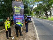Sosialisasikan Budaya Tertib Lalin Satlantas Polres Ponorogo Pasang Banner
