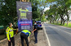 Sosialisasikan Budaya Tertib Lalin Satlantas Polres Ponorogo Pasang Banner