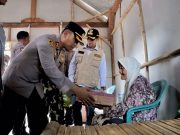Polisi Peduli, Polres Probolinggo Bantu Renovasi Rumah Mbah Monco yang Sebatang Kara