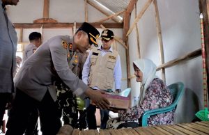 Polisi Peduli, Polres Probolinggo Bantu Renovasi Rumah Mbah Monco yang Sebatang Kara