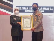 Gubernur Jatim Terima Penganugrahan Pin Emas dan Penghargaan dari Kapolri