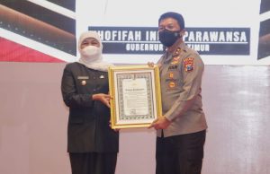 Gubernur Jatim Terima Penganugrahan Pin Emas dan Penghargaan dari Kapolri