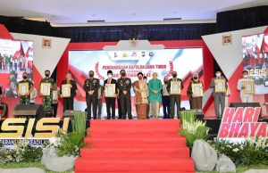 Penghargaan Tan Hana Dharma Mangrwa Dianugrahkan Kapolda Jatim di Acara Puncak Hari Bhayangkara ke 76