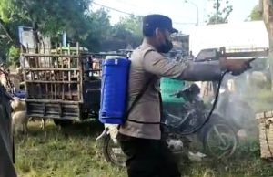 Bersama Dinas Pertanian, Polres Ponorogo Gelar Penyemprotan Cegah Penyebaran PMK