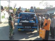 Cegah PMK Polres Pamekasan Lakukan Pemeriksaan Kendaraan Pengangkut Hewan Ternak di Perbatasan