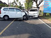 Mobil Ringsek Parah, Xenia vs Xenia Adu Banteng, di Jetis, Ponorogo