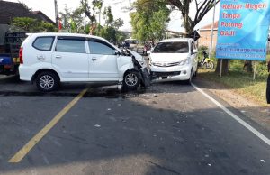 Mobil Ringsek Parah, Xenia vs Xenia Adu Banteng, di Jetis, Ponorogo