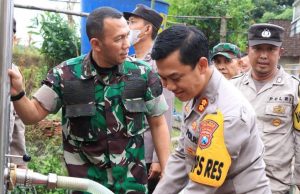 Polres Jember Bersama Kodim 0824 Berikan Bantuan Air Bersih untuk Warga