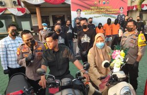 Berhasil Menangkap Sindikat Curanmor, Polresta Banyuwangi Serahkan Sitaan Puluhan Motor kepada Pemiliknya