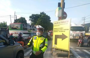 Jalan Lintas Kabupaten Diperbaiki Polres Lamongan Siapkan Jalur Alternatif