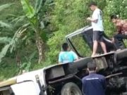 Mobil Elf Rombongan Pengiring Pengantin Terguling di Turunan Tumpak Lego Ngrayun, Ponorogo