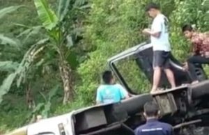 Mobil Elf Rombongan Pengiring Pengantin Terguling di Turunan Tumpak Lego Ngrayun, Ponorogo