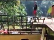 Detik – detik Pikap Bawa Rombongan Pengantin tak Kuat Nanjak, Mundur dan Nyangkut di Rumah Warga, Baosan, Ngrayun