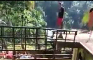 Detik – detik Pikap Bawa Rombongan Pengantin tak Kuat Nanjak, Mundur dan Nyangkut di Rumah Warga, Baosan, Ngrayun