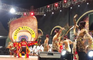 Gajah Manggolo Tampil Luar Biasa, Suporter SMAN 1 Ponorogo Tumpah Ruah di Alun-Alun