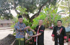 Dinas Pertanian Ponorogo, lewat Program ‘Gerakan Buah Mas’ serahkan Bantuan Bibit Jambu Delhi & Klengkeng New Kristal di MI Sendang Drajat, Jambon