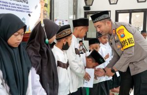 Polisi Peduli, Kapolres Jombang Berikan Santunan dan Bea Siswa Bagi Pelajar Berprestasi
