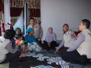 Tim Psikologi Polres Jember Berikan “Trauma Healing” Korban Pembakaran Rumah di Desa Mulyorejo