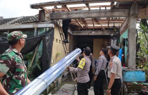 Tanggap Bencana, Polres Malang Terjunkan Personel Berikan Bantuan Sosial Warga Terdampak