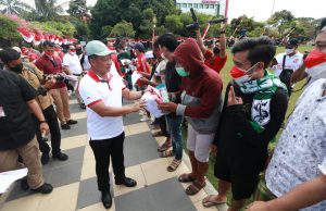 Kapolda Jatim Hadiri Gerakan Pembagian 10 Juta Bendera Merah Putih oleh Mendagri