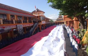 Fantastis, SMKN 2 Ponorogo Bentangkan Bendera Raksasa 77 x 8 Meter Karya 17 Siswa