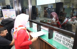 Sambut Hari Kemerdekaan RI, Petugas Pelayanan Samsat Kenakan Baju Pejuang