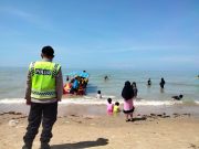 Polisi Tinjau Sejumlah Pesisir Pantai di Pamekasan, Himbau Masyarakat Antisipasi Banjir Rob