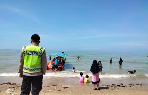 Polisi Tinjau Sejumlah Pesisir Pantai di Pamekasan, Himbau Masyarakat Antisipasi Banjir Rob
