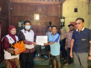 Lazismu kl RSU Aisyiah Ponorogo Tasharufkan Sembako dan Uang Bagi Warga Kurang Mampu di Desa Krebet, Jambon