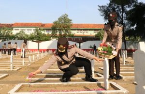 Polwan Polres Ponorogo Gelar Ziarah dan Tabur Bunga Di Makam Pahlawan