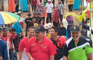 Meriahkan HUT RI ke 77, Anggota DPR RI Ali Mufti Ikuti Jalan Sehat Bersama Warga di Desa Petung, Trenggalek