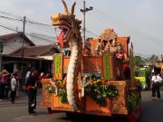 Pawai Lintas Sejarah SMKN 1 Jenangan Terjunkan Prajurit & Mobil Berdekorasi Naga