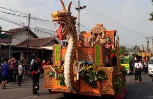 Pawai Lintas Sejarah SMKN 1 Jenangan Terjunkan Prajurit & Mobil Berdekorasi Naga