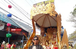 Raja Dewa Shima SMKN 1 Ponorogo Memukau Pawai Lintas Sejarah Grebeg Suro