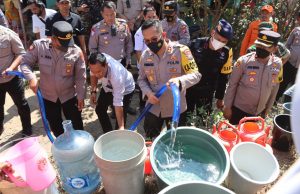 Polres Bondowoso Distribusikan Puluhan Ribu Liter Air Bersih untuk Warga Terdampak Kekeringan di 6 Titik