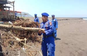 Tanggap Bencana, Satpolairud Polres Jember Lakukan Mitigasi Banjir Rob