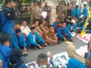 Kang Bupati Sugiri Duduk Klesotan dengan Mahasiswa Peserta Unjuk Rasa
