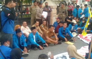 Kang Bupati Sugiri Duduk Klesotan dengan Mahasiswa Peserta Unjuk Rasa
