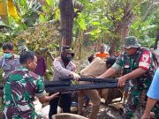 Pasca Kebakaran, TNI – Polri Bantu Warga Bersihkan Puing – puing Kebakaran di Desa Nambangrejo, Sukorejo