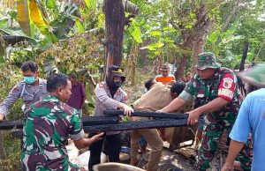 Pasca Kebakaran, TNI – Polri Bantu Warga Bersihkan Puing – puing Kebakaran di Desa Nambangrejo, Sukorejo