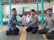 Kapolsek Pulung Berikan Penyuluhan Serta Bantuan Alat Tulis Kepada Santri Ponpes Ainul Ulum