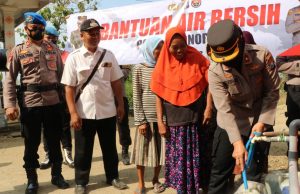 Terdampak Kekeringan, Polres Ponorogo Salurkan 5000 Liter Air Bersih di Desa Duri, Slahung